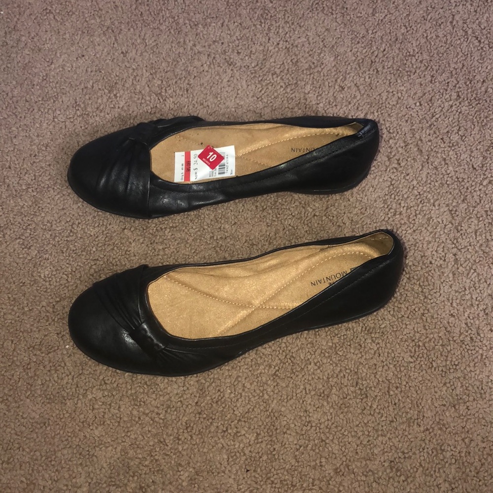 Black flat comfortable shoe, never worn